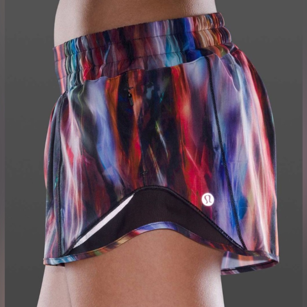 Lululemon Hotty Hot Short II *2.5"  size 6